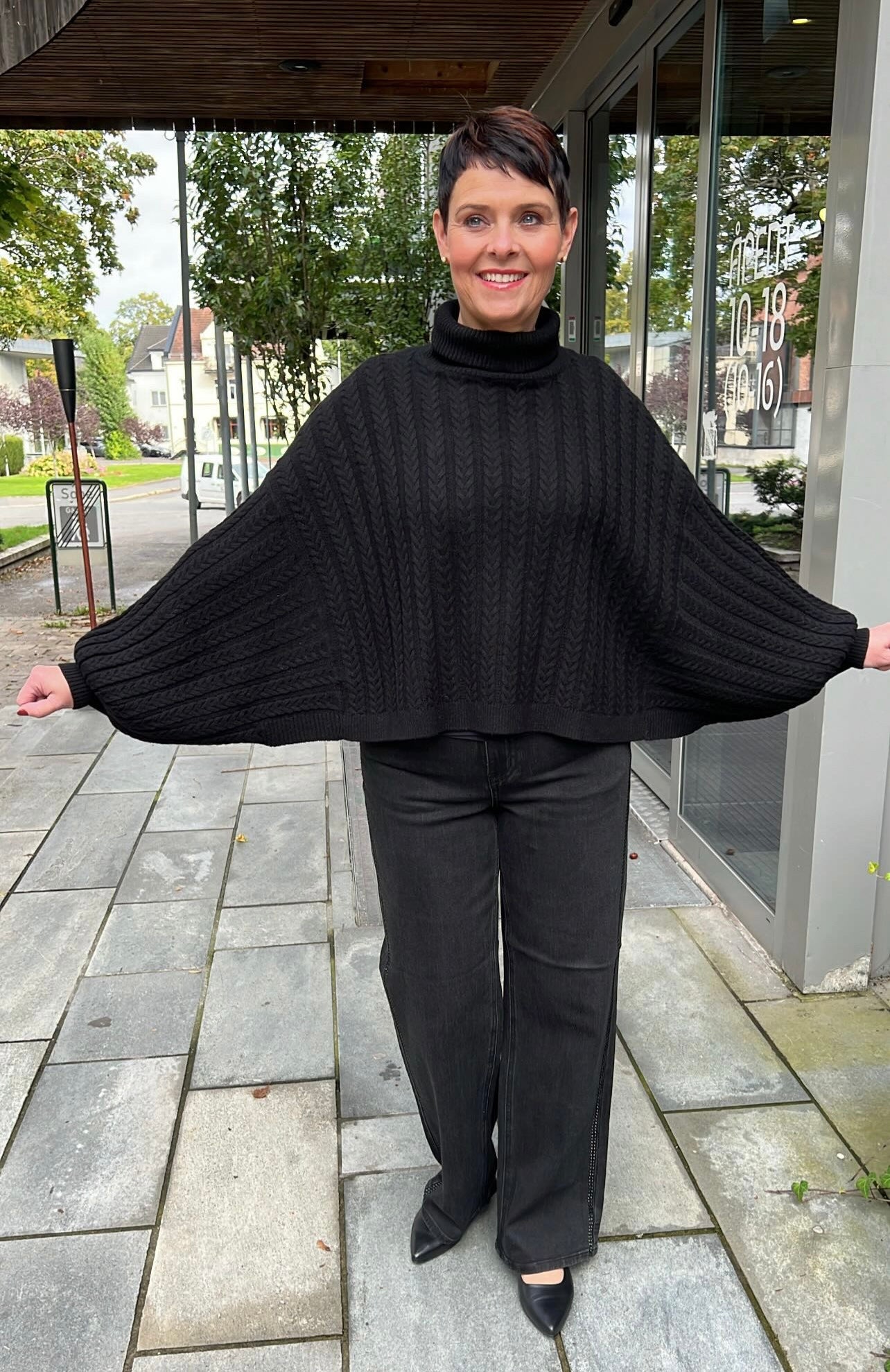 Mona wool Poncho-black