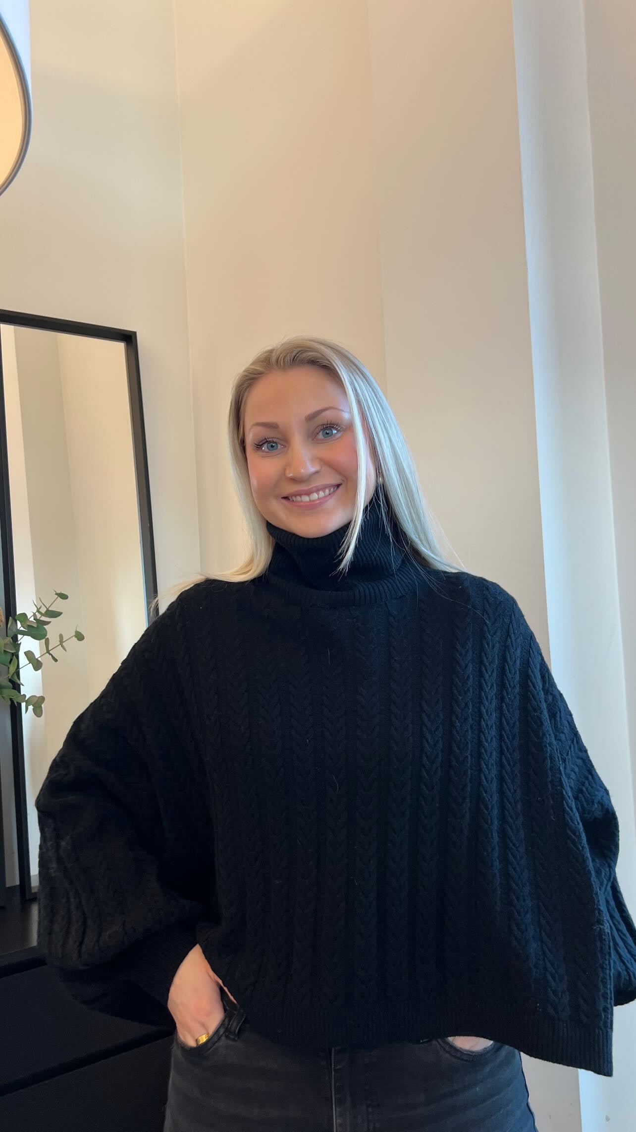 Mona wool Poncho-black