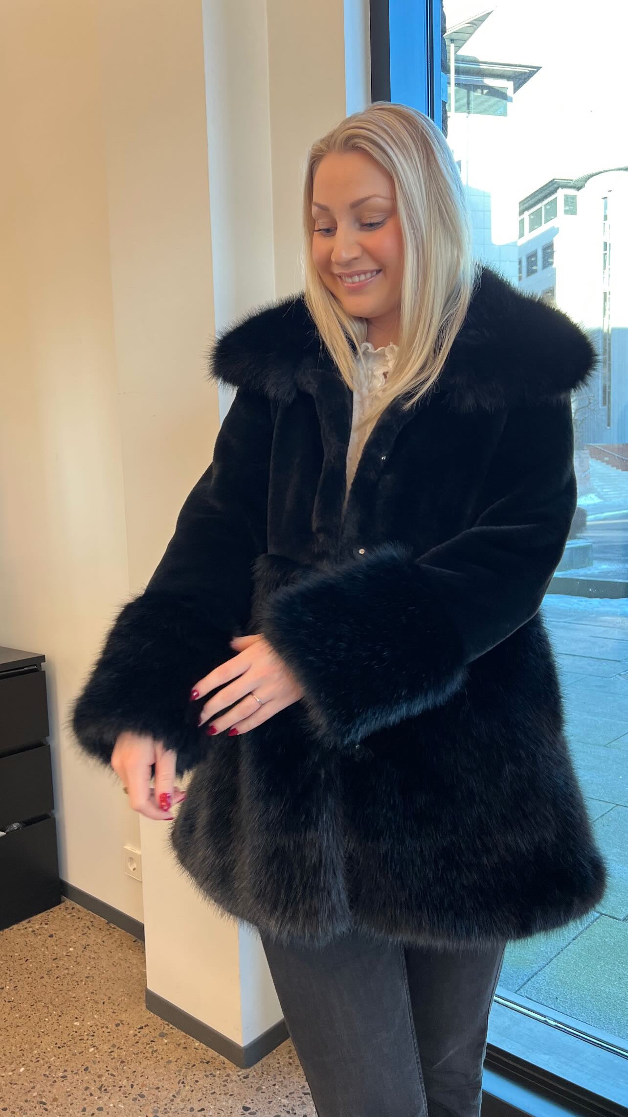 Anna fake fur jacket-black