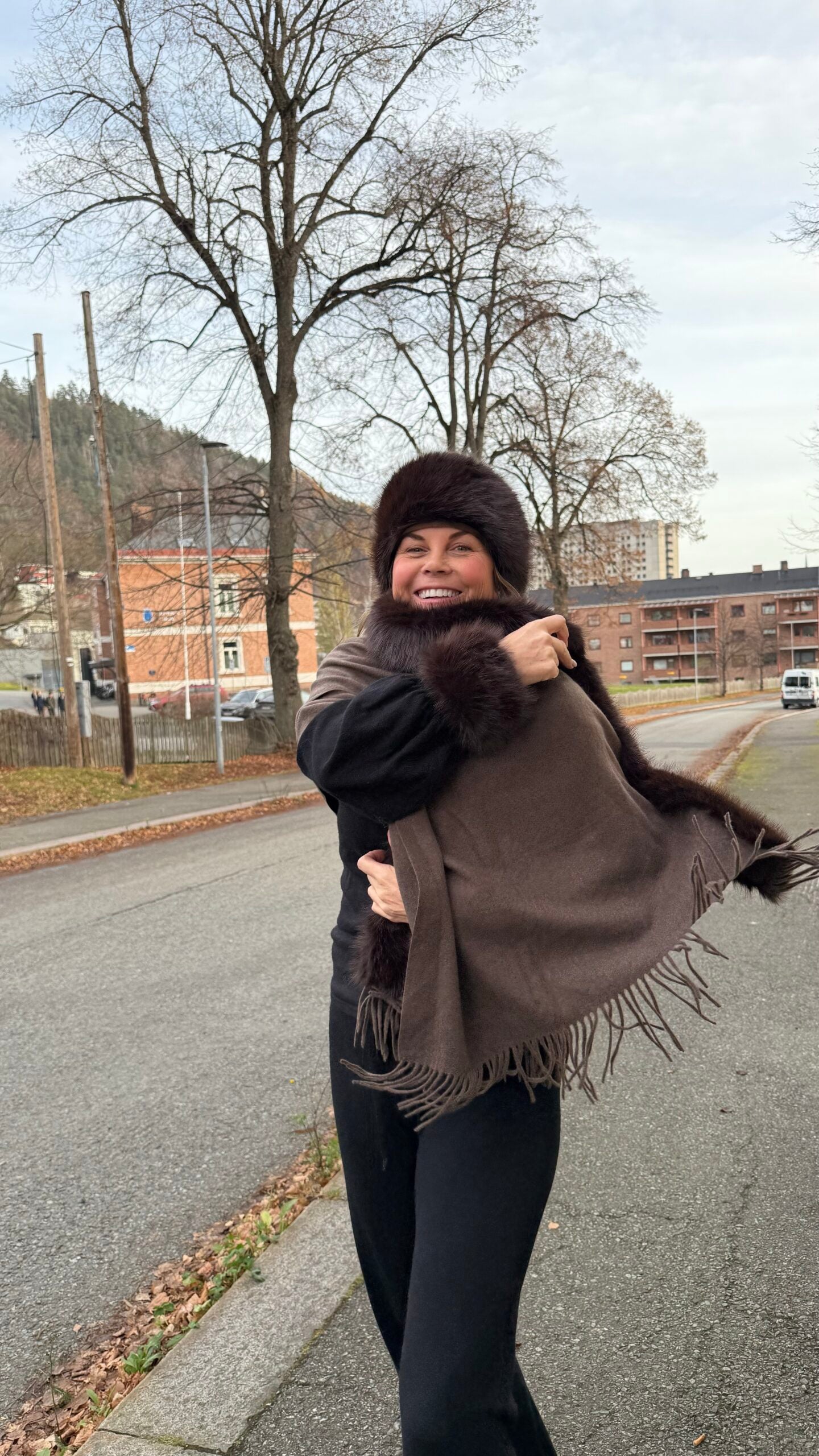 Jackie ullskjerf m/fuskepels-mørkebrun